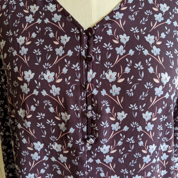 Floral V-neck Blouse - Picture 4 of 6